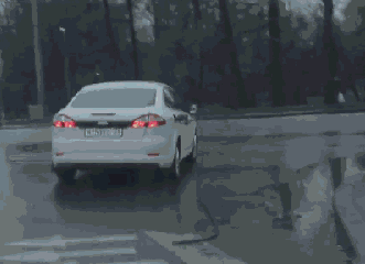 疏忽 | 加完油不看后視鏡，加油站沒了…